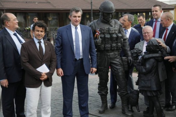 Французские депутаты в Крыму сфотографировались с памятником “Вежливым людям”
