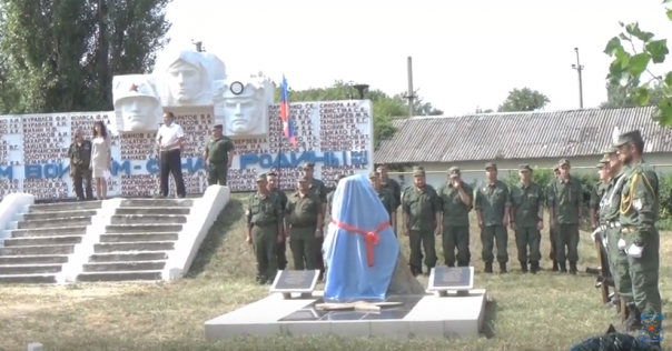 Жители Зоринска открыли мемориал в память о земляках, погибших от рук укрофашистов Жители Зоринска открыли мемориал в память о земляках, погибших от рук укрофашистов