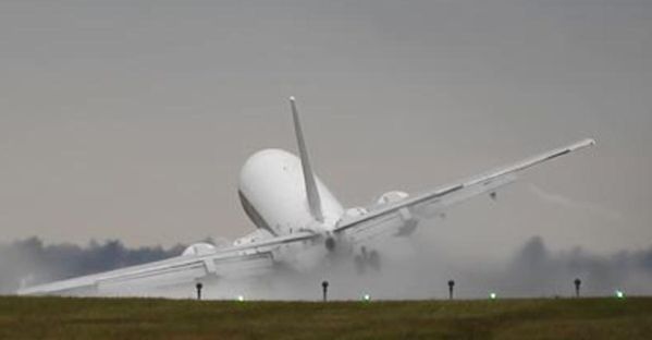 На грани катастрофы: видео опасного приземления пассажирского самолета
