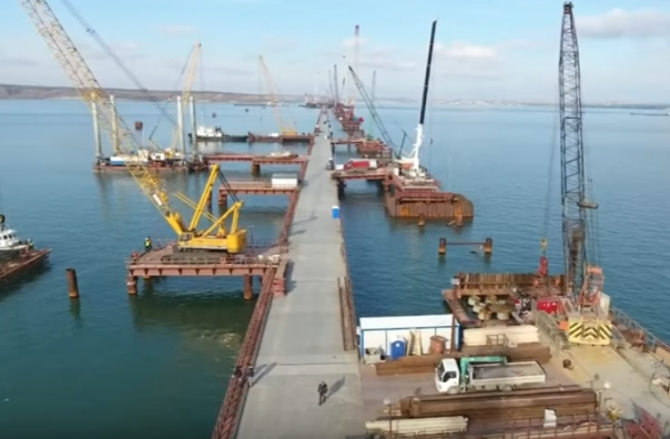 Ледоход не повлиял на строительство Крымского моста.