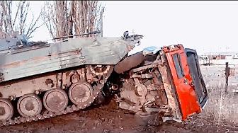 Укрофашисты развлекаются: БМП плющит Ford Explorer