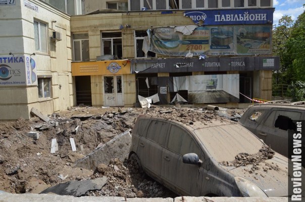 Столб из воды и камней в Киеве повредил машины и здания Столб из воды и камней в Киеве повредил машины и здания