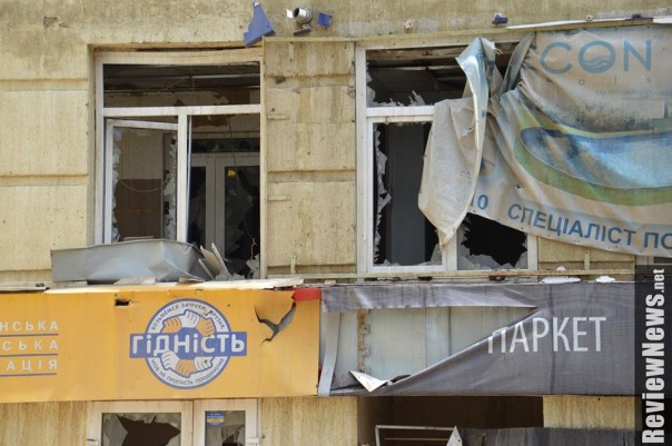 Столб из воды и камней в Киеве повредил машины и здания Столб из воды и камней в Киеве повредил машины и здания