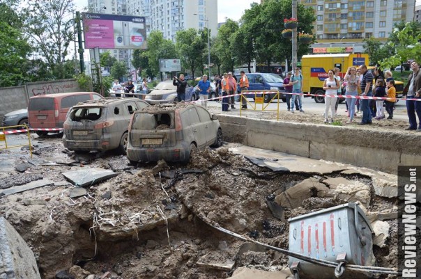 Столб из воды и камней в Киеве повредил машины и здания Столб из воды и камней в Киеве повредил машины и здания