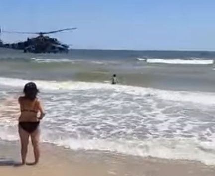 Под Мариуполем боевой вертолет ВСУ пролетел над головами отдыхающих на пляже