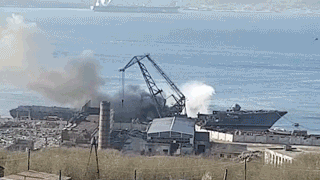 В Североморске загорелся корабль у причала