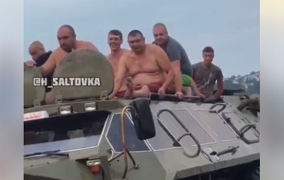 Пьяное быдло на БТР устроило покатушки на пляже в Харькове