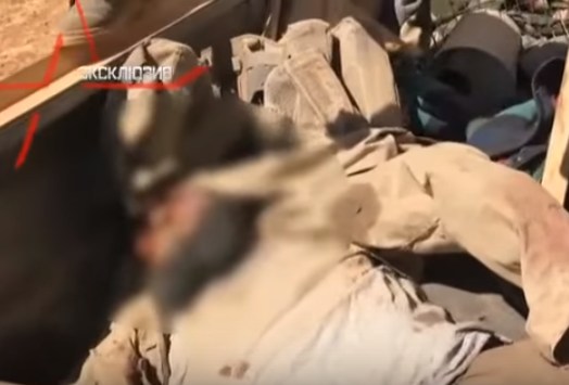 Сирийские военные показали тело ликвидированного командира ИГИЛ* Абу Бакр Омара: видео