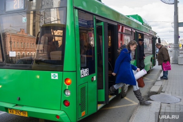 В Екатеринбурге водитель автобуса с кондуктором похитили пассажира