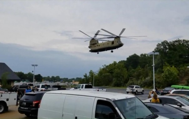 В США военный вертолет экстренно приземлился на парковке бара