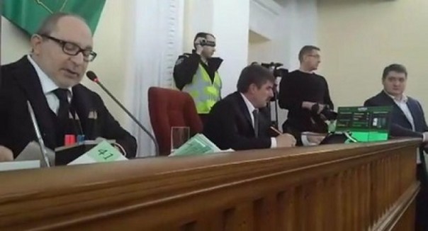 В Харькове кучка кастрюлеголовых пытается сорвать заседание горсовета и требует отставки Кернеса