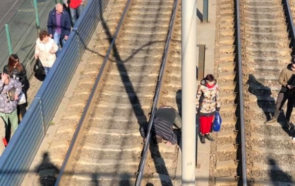 В Киеве мужчина спрыгнул с моста под скоростной трамвай