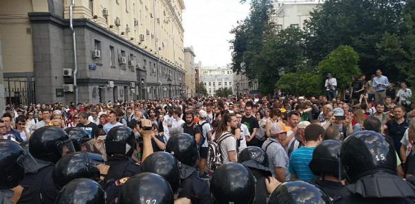 Сомнительные личности на митинге в Москве: фрики, провокаторы, приезжие
