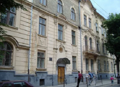 День знаний: во Львове забросали камнями линейку в польской школе