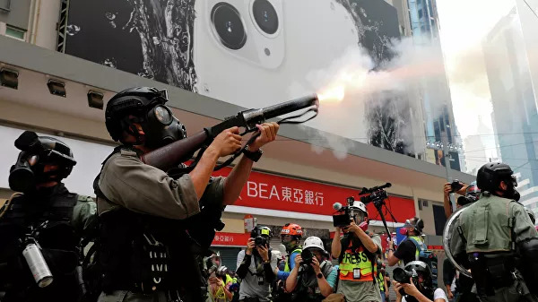 В Гонконге полиция применила слезоточивый газ для разгона протестующих
