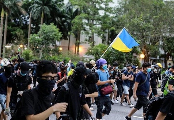 На протестах в Гонконге засветился флаг Украины