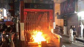 В Гонконге протестующие подожгли станцию метро — видео