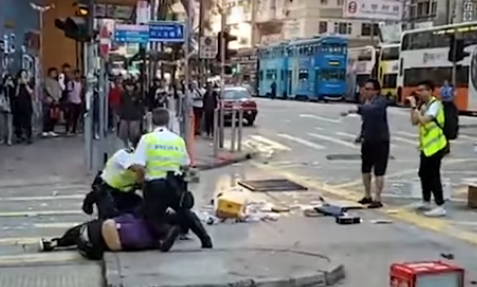 В Гонконге полиция начала применять оружие против протестующих. Видео