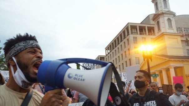 Лидер темнокожих протестующих пригрозил "сжечь США"